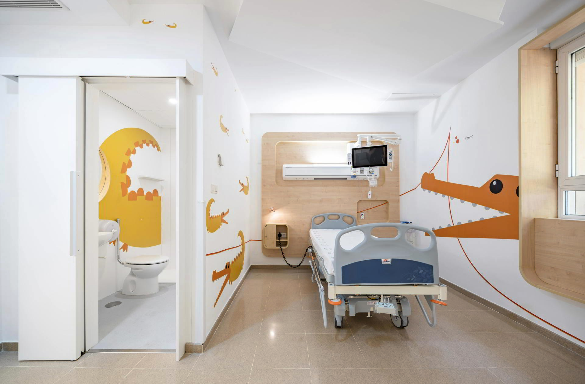 Reforma y rehabilitación de la planta de oncología infantil, Hospital Virgen del Rocío, Sevilla. Marta Fernández de Valderrama Aparicio, Luz Fernández de Valderrama Aparicio, Francisco Escudero Gilete (estudiocurtidores)