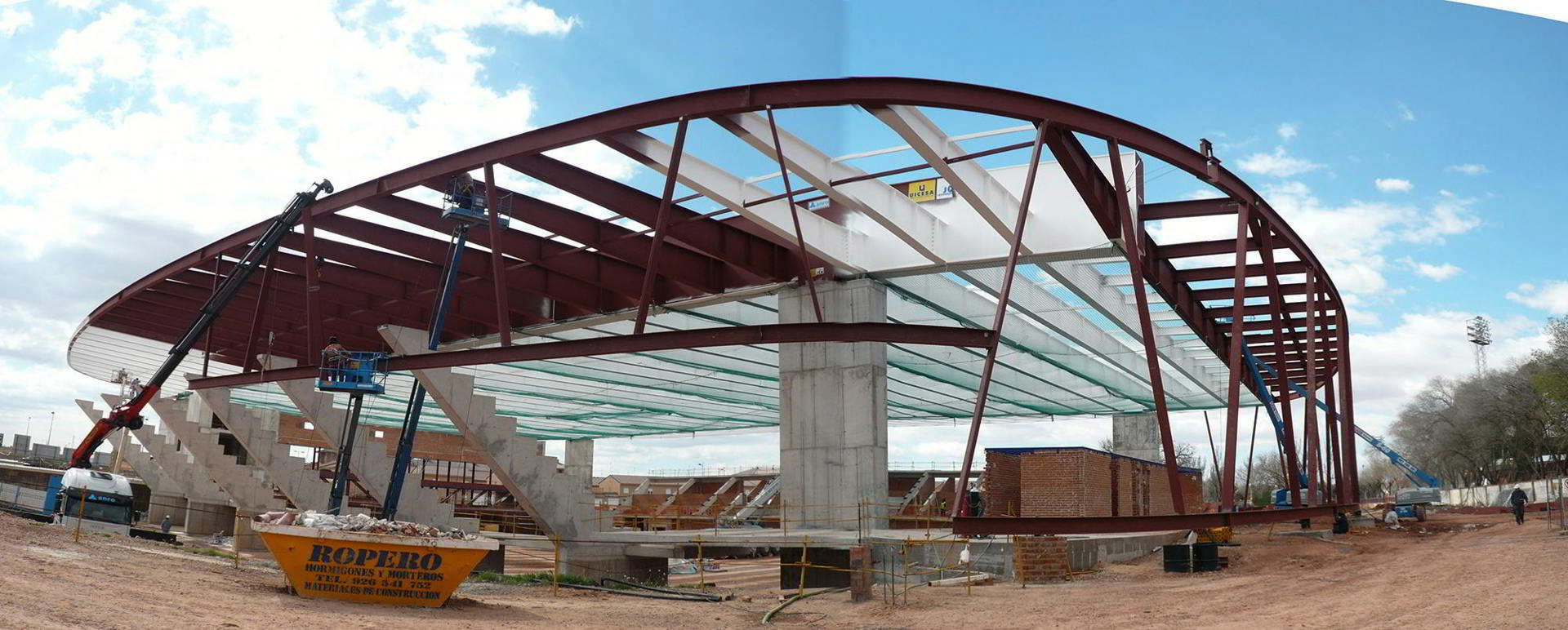 La cubierta del Polideportivo de Alcázar de San Juan, en construcción