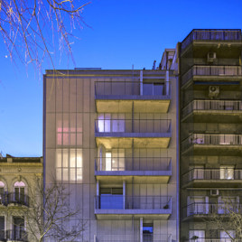 Edificio de viviendas con fachada textil en Barcelona