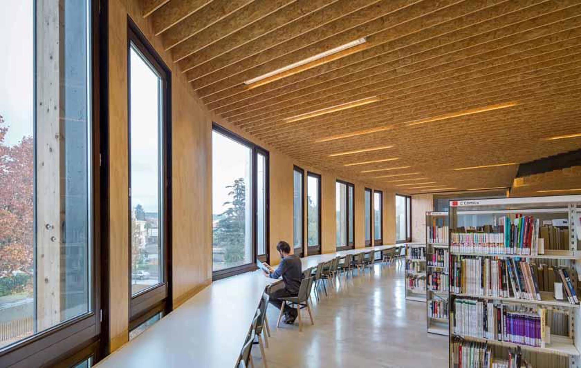  Centro Cultural El Roure y Biblioteca La Ginesta