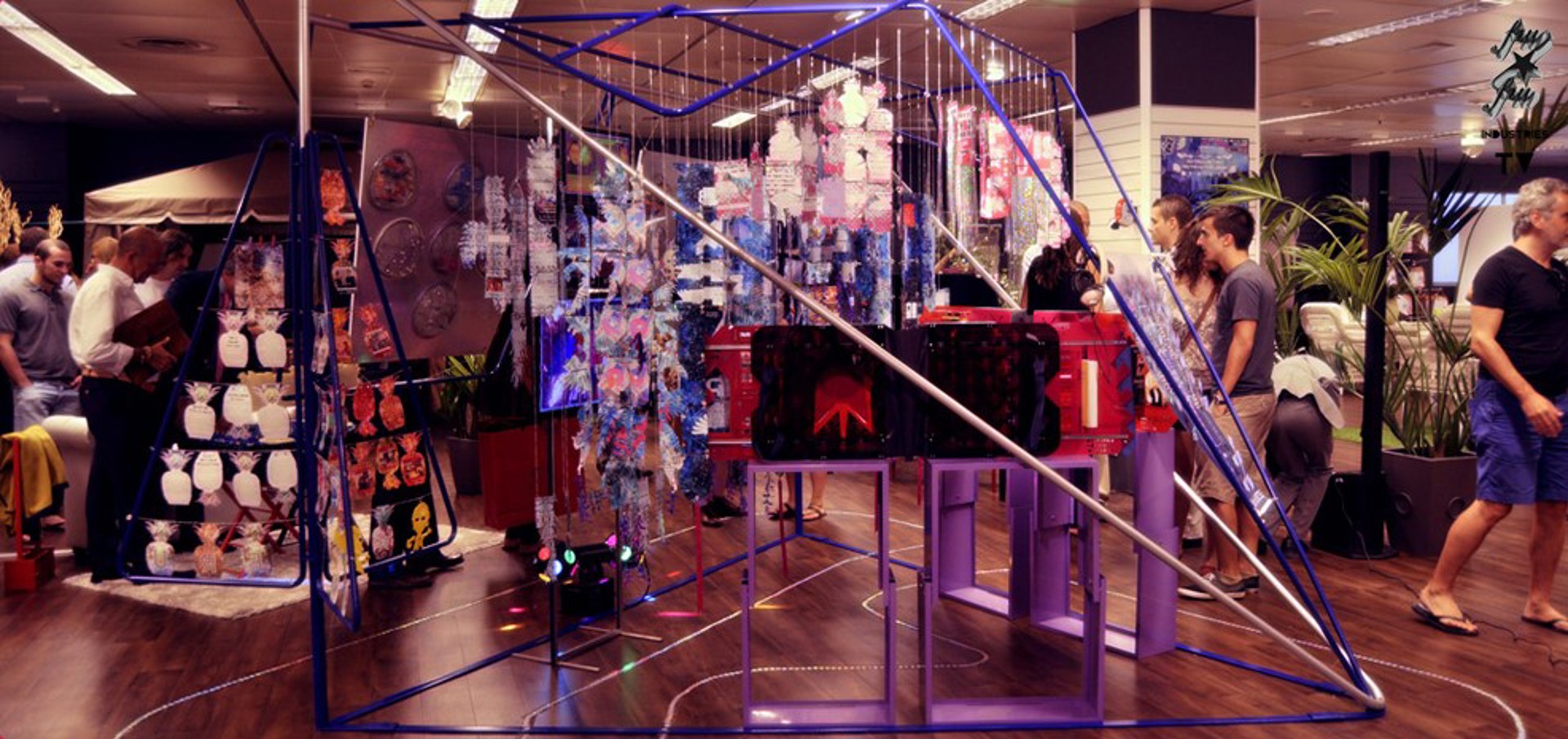  HISTERIAS DE VIDA: UNA INSTALACIÓN MULTIMEDIA DE FRU*FRU EN 5 EPISODIOS