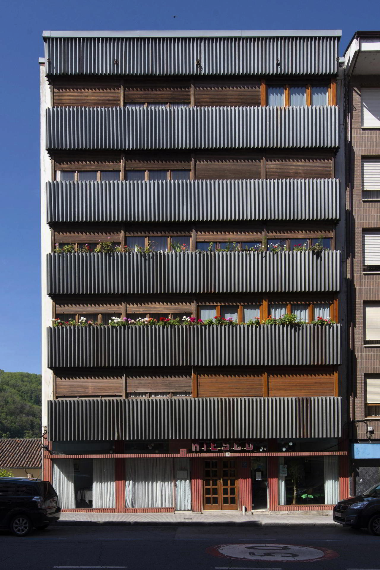  Bloque de viviendas y bajo comercial. Edificio Riesco