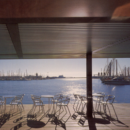 Muelle y edificio de servicios en el Puerto de Alicante