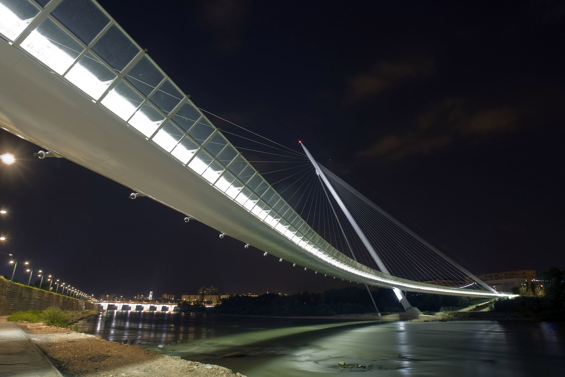  Pasarela sobre el río Ebro para la Expo 2008