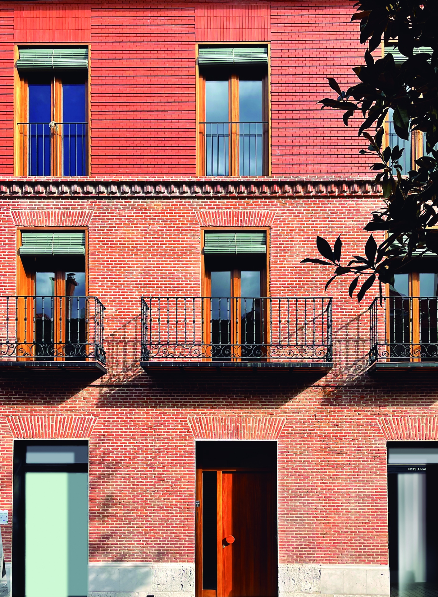  Edificio de dos viviendas y dos locales en Medina del Campo