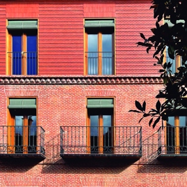 Edificio de dos viviendas y dos locales en Medina del Campo