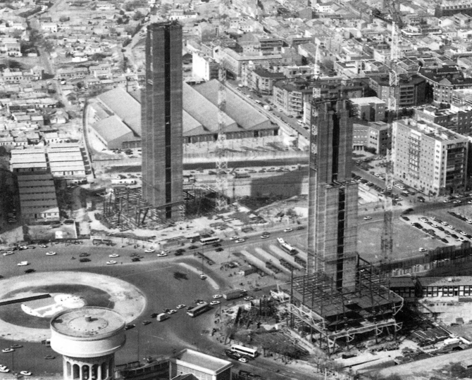 Las Torres KIO, en construcción