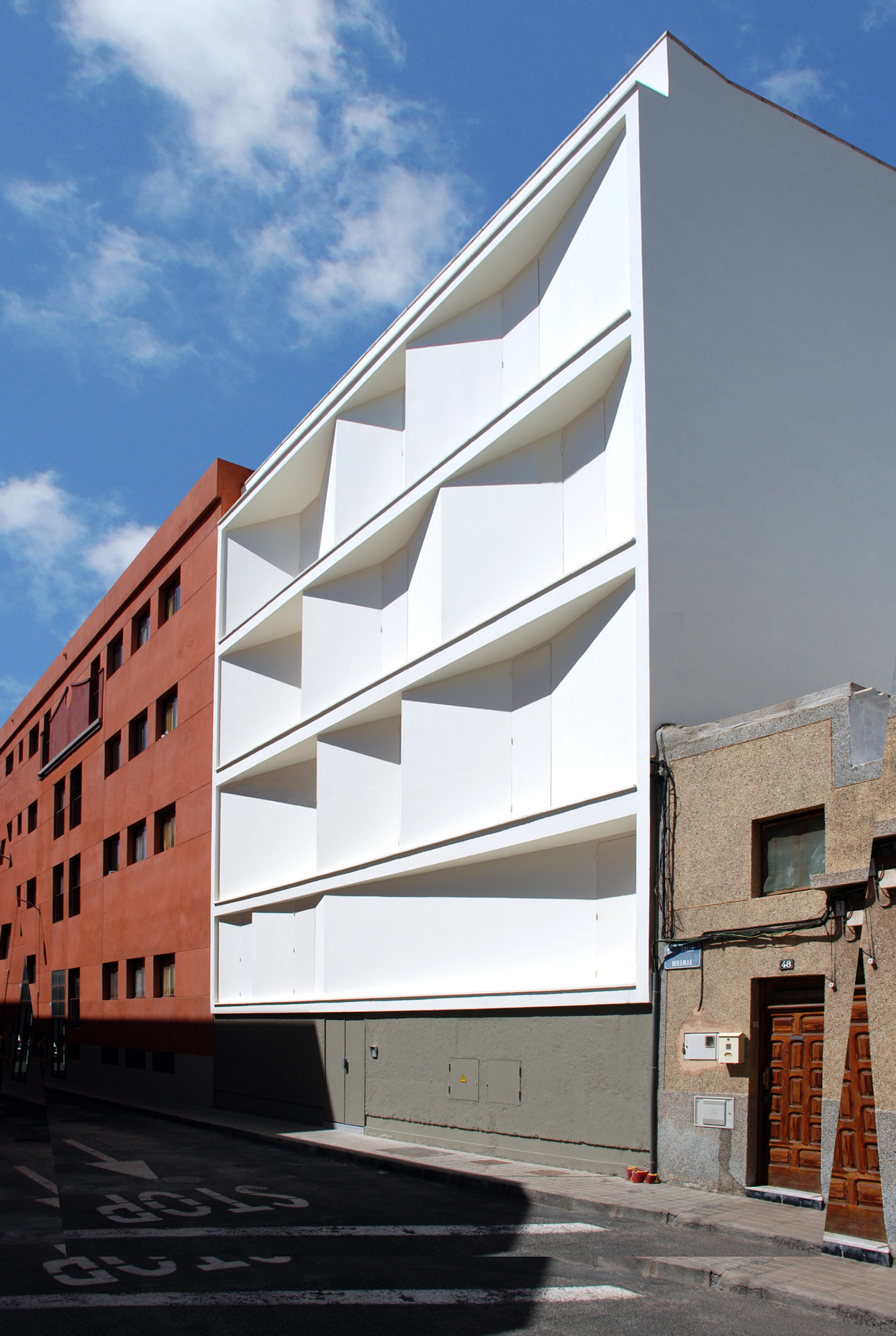  8 casas inscritas y 3 patios (Edificio de 8 VPO entre medianeras)