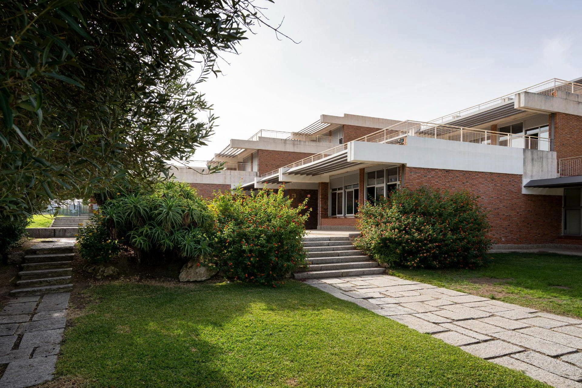Colegio de las Teresianas, Alicante. Gerardo Olivares James y Rafael de la Hoz Arderius