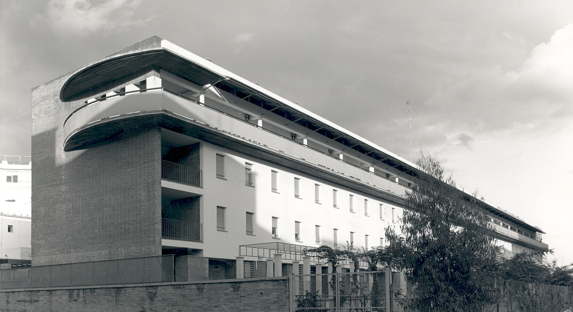  Edificio de viviendas en la calle Ramón y Cajal en Sevilla