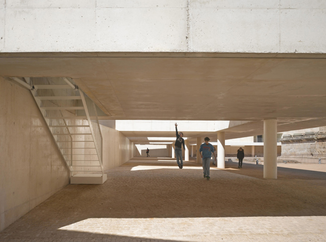 Espacios cubiertos bajo el edificio perimetral