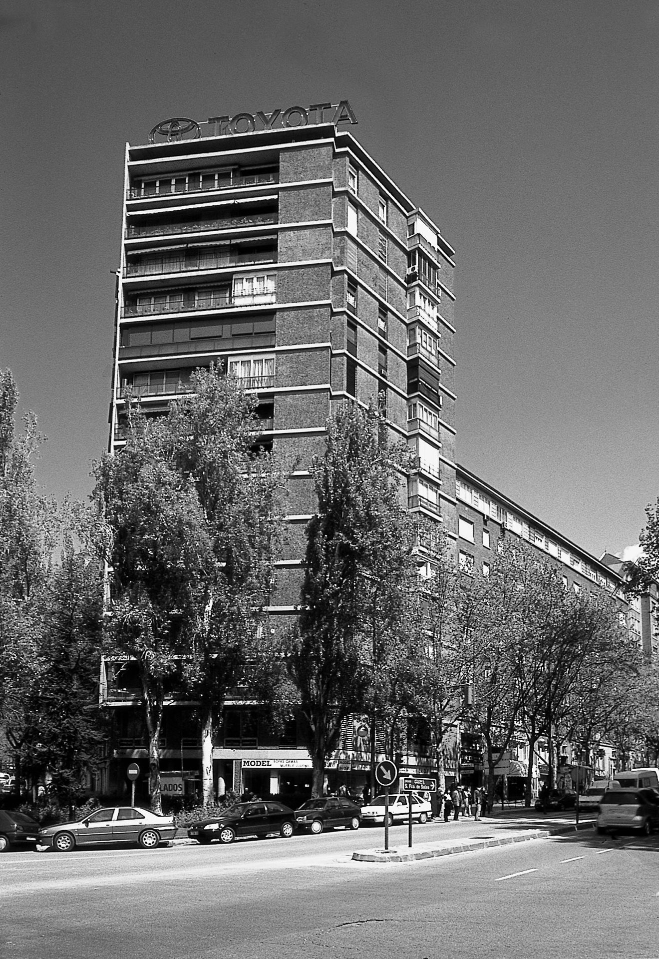  Edificio de viviendas en la plaza de Cristo Rey
