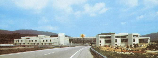 Edificio de equipamientos en el área de La Jonquera; Sert, Jackson & Associates con Josep Zalewski y Jaume Freixa