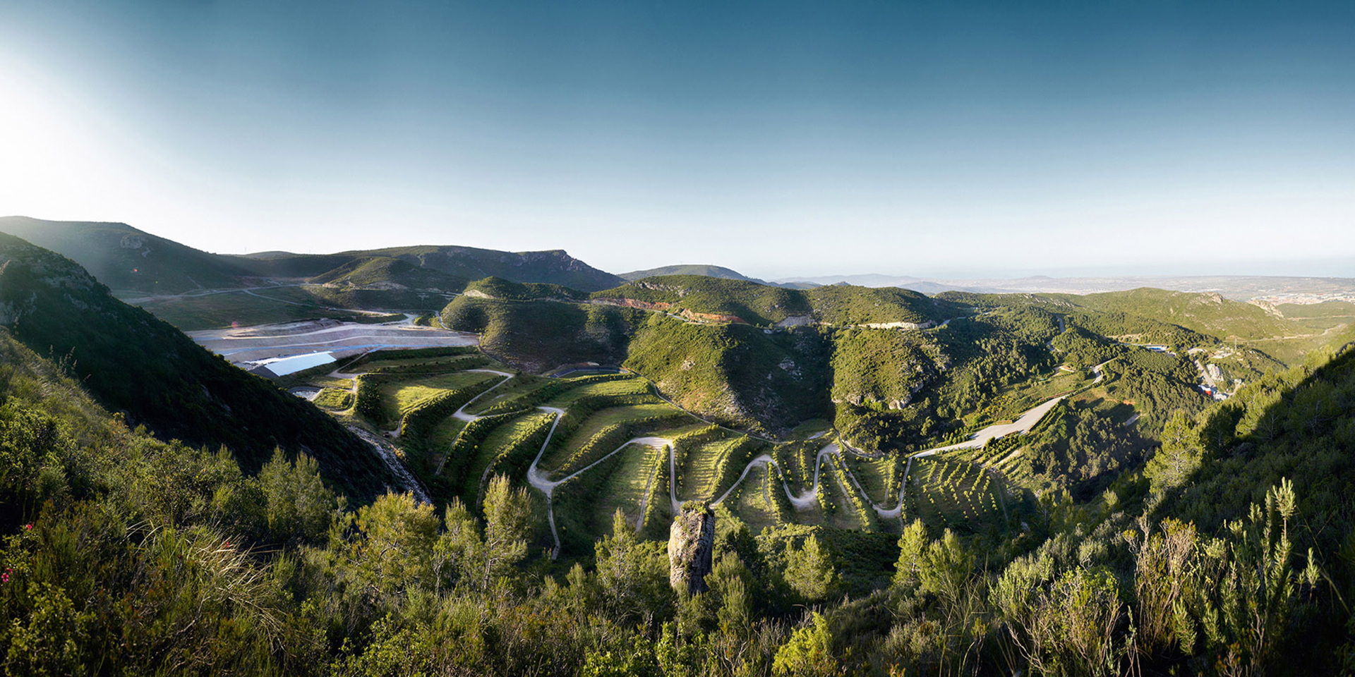 Panorámica del vertedero de la Vall d'en Joan, obra de Teresa Galí y batlleiroig
