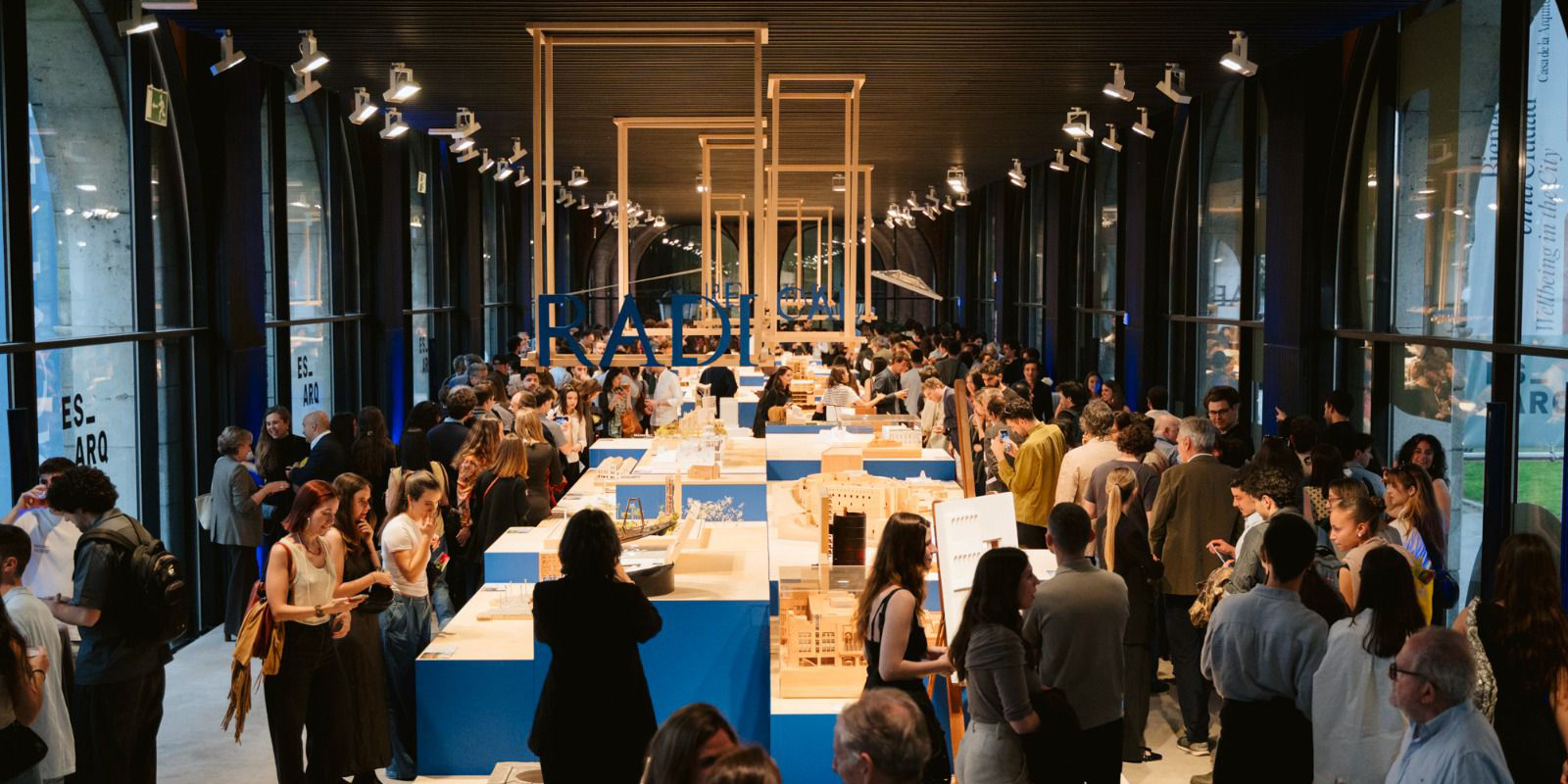 Lleno absoluto en la inauguración de las nuevas exposiciones de la temporada de primavera de La Casa de la Arquitectura: 'Radical Rehab', 'Bienestar en la ciudad' y 'Fins ací'