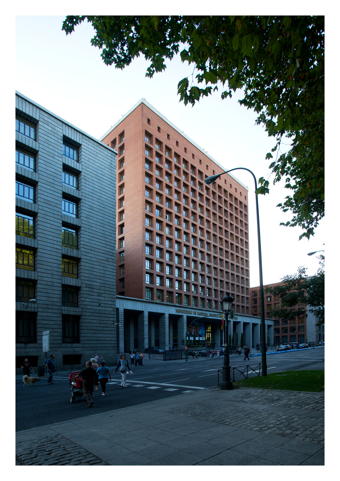 Ministerio de Sanidad y Consumo (antigua Casa Sindical de Madrid) - La Casa  de la Arquitectura