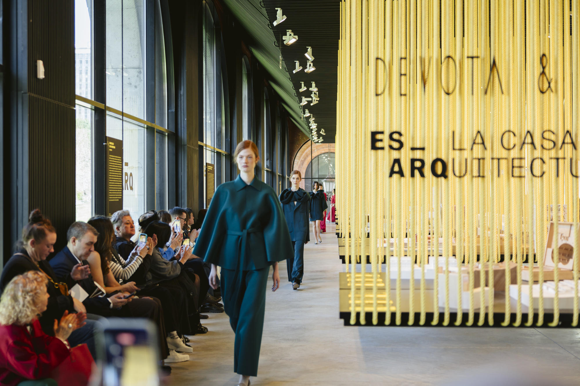 La Casa de la Arquitectura abre el diálogo entre arquitectura y moda con un desfile de Devota y Lomba