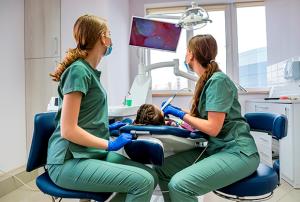 Procedimientos odontológicos, instrumental y aspectos clave del técnico en higiene bucodental y el técnico auxiliar de enfermería en la clínica dental (Edición 1)