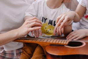 Aplicación y beneficios de la musicoterapia en personas con TEA. Herramientas educativas para el aula. Edición Toledo (Edición 1)