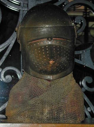 Yelmo con alpartaz de malla según modelos alemanes del siglo XIV