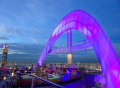 Neón rosa contra el cielo de Bangkok