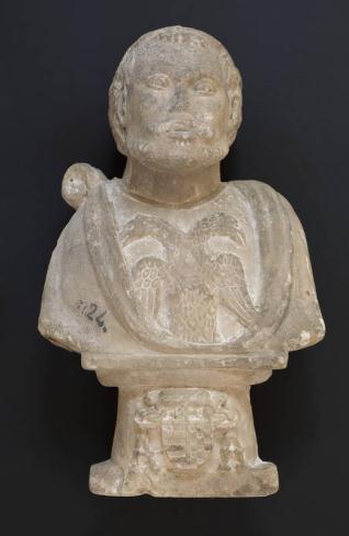 Busto masculino con un águila bicéfala en el pecho y escudo eclesiástico en la peana