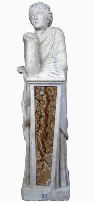 La Musa Polimnia apoyada en un pilar