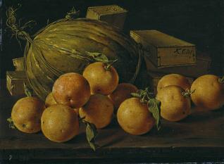 Frutero con naranjas, melón y cajas de dulce