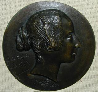 Medallón con el retrato de George Sand