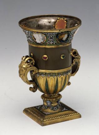 Copa con pie cuadrado en jaspe, plata y oro con camafeos y esmaltes