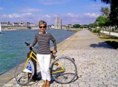 Camiseta a rayas y bicicletas en La Rochelle