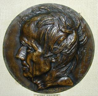 Medallón con el retrato de Augustin Dupré