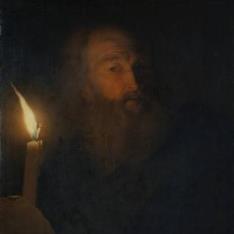 Anciano leyendo a la luz de una vela