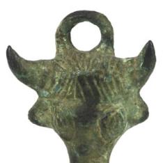 Amuleto en forma de bucráneo