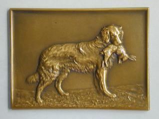 Placa de bronce con perro cazador