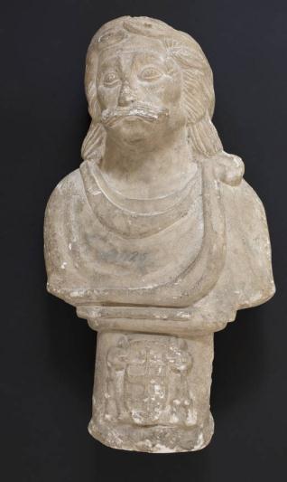 Busto masculino con la cabeza laureada y escudo eclesiástico en la peana