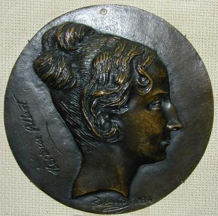 Medallón con el retrato de Hortense Allert