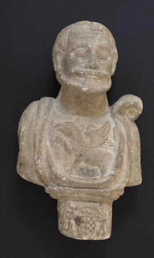 Busto masculino con un grifo en el pectoral y escudo eclesiástico en la peana