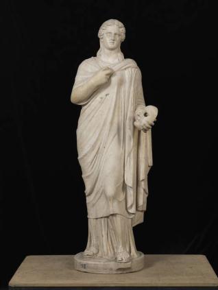 Estatua femenina (La Musa Melpómene)