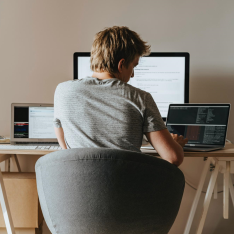 El 67,7 % de las compañías apuesta por modelos híbridos que combinan el trabajo presencial y en línea El 67,7 % de las compañías apuesta por modelos híbridos que combinan el trabajo presencial y en línea