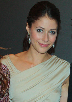 Amanda Crew