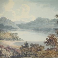 Vista de un lago entre montañas