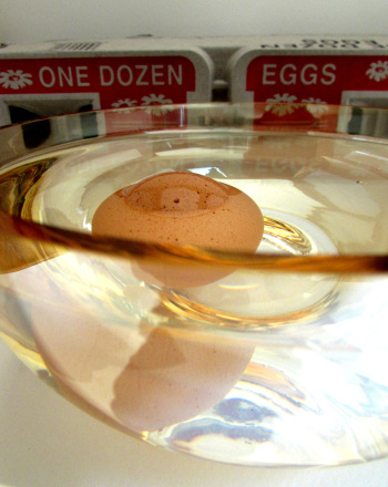 How Can You Tell The Age Of An Egg Without Cracking It Open?