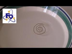 Experimento de física  (tensión superficial): Sorprendente espiral sobre el agua
