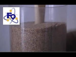 Experimento de física sobre materia granular y compactación: Enterrado en arena