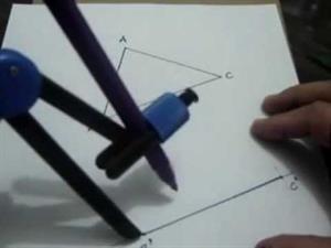 Construcción de un triángulo congruente a uno dado usando el postulado ALA (JulioProfe)