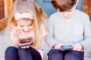 Padres e hijos: cuándo el móvil debe convertirse en uno más en la familia