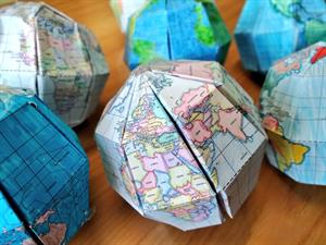 Maqueta del globo terrestre y proyecciones cartográficas