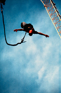 Un salt de pont o bungee jumping segur.  Recursos de Física