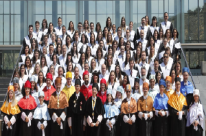 Más de 800 estudiantes de UNIR celebran su graduación